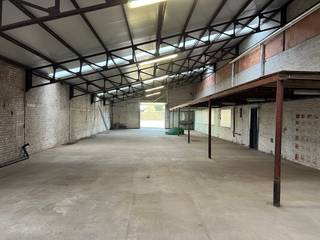 Loods van ca. 342m² op centrale ligging te IzegemSpecificaties:- mezzanine van ca. 75m² waarop gestockeerd kan worden - betonvloer- hoogte van ca. 3,4m tot 6m- wasbak- elektrische toegangspoort- geïsoleerd dak (10 cm dikte) voorzien van lichtstraten- voorzien van 4 parkeerplaatsenRuime toegang tot de loods via gemeenschappelijke koer.Geschikt voor stockage.Bent u op zoek naar bedrijfsvastgoed te huur in Izegem? Aarzel dan niet om ons te contacteren op het nummer 051 21 22 23.