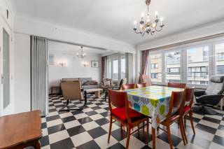 Appartement meublé avec 2 chambres à coucher avec balcon, se trouve à 2 pas de la plage (côté soleil) avec une vue sur mer du living.<br />Division : living spacieux, cuisine fermée et installée avec un passe-plat, salle de bain avec baignoire , 2 chambres à coucher et toilettes séparées.<br />Cave privative comprise dans le prix. <br />Local à vélos commun