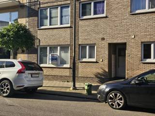 <p>Prachtig goed onderhouden gelijkvloers appartement te koop in hartje Hasselt.</p><p>Dit appartement is gelegen, net buiten de kleine ring van Hasselt. De ruime woon-eetkamer, heeft veel lichtinval en aansluitend is er de praktische keuken, met ruimte en voorzieningen voor wasmachine en droogkast.</p><p>Via de ruime inkomhal bereikt men de kleine nachthal, die toegang geeft tot 2 toch wel ruime slaapkamers en een frisse badkamer met ligbad.</p><p>Slaapkamer 2 is momenteel in gebruik als berging, vandaar dat we enkele foto-simulaties van mogelijke indelingen hebben toegevoegd. Via deze 2de slaapkamer is er tevens nog toegang tot een klein, maar gezellig terras.</p><p>Verder is er in de kelder een privatieve berging, alsook een gemeenschappelijke fietsenstalling, die bereikbaar is via de doorgang en de elektrische garagepoort.</p><p>Het appartement wordt verwarmd door een gemeenschappelijke moderne gascondensatie ketel, waarbij het verbruik jaarlijks wordt verrekend aan de hand van digitale meters op elke radiator. Bovendien is dit appartement goed onderhouden, waardoor je je geen zorgen hoeft te maken over renovaties.</p><p>Het appartement heeft een EPC-waarde van 267 kWh/m².</p><p>In de buurt vind je sportvelden en -clubs, scholen en diverse handelszaken. Alles is op fietsafstand bereikbaar, zo ook station (zelfs of wandelafstand) net als de bruisende Hasseltse binnenstad met zijn restaurants en gezellige terrassen in de zomer.</p><p>Mis deze kans niet, om in dit goed onderhouden appartement te wonen! Neem vandaag nog contact met ons op en plan een bezoek. Bel 011-603040 of 0486-603040 voor een vrijblijvende afspraak.</p>