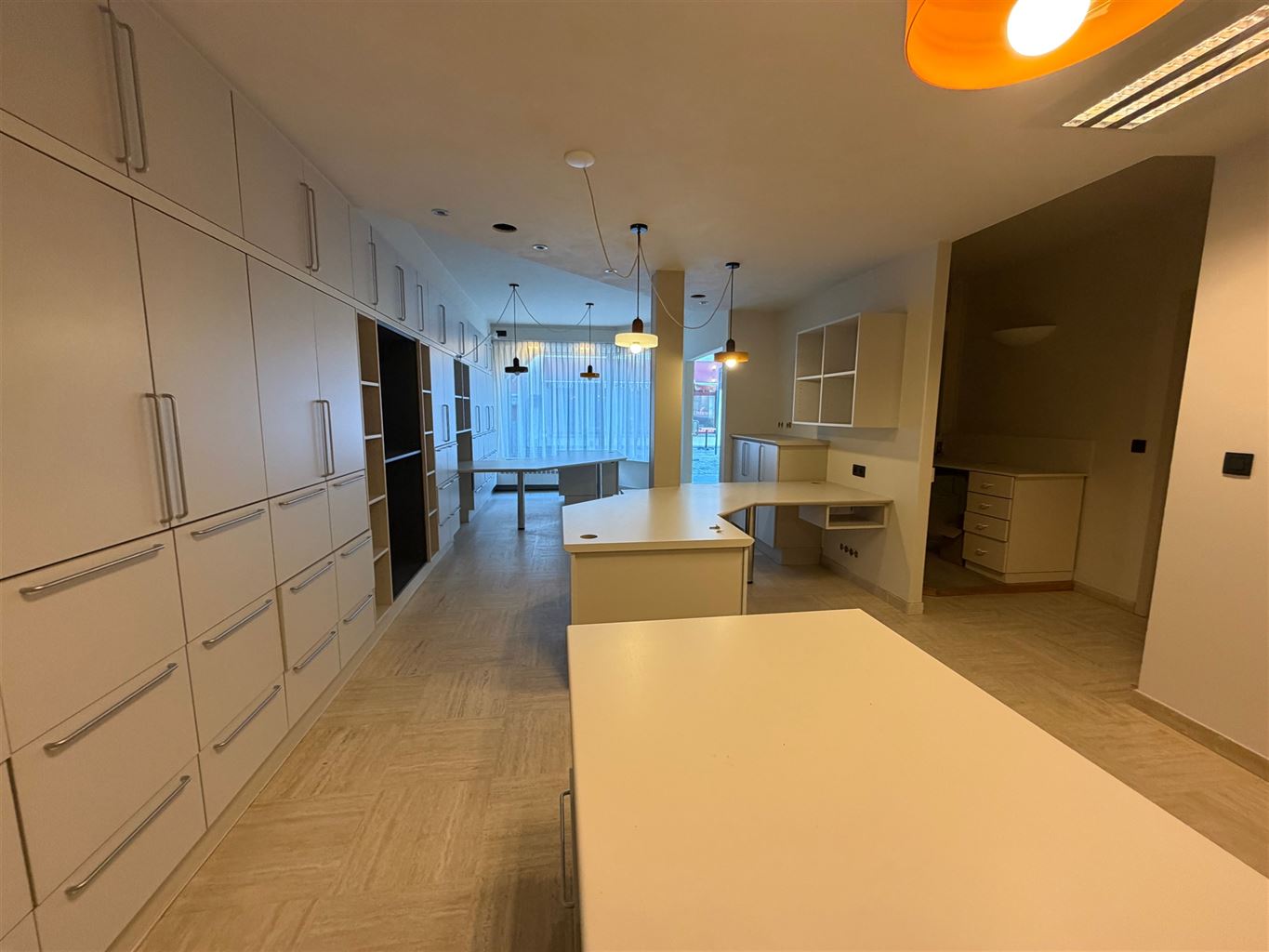 Instapklare kantoorruimte of praktijkruimte. Reeds voorzien van burelen en verlichtingsarmaturen vlakbij de Markt en de Hepperpoort. - foto 3