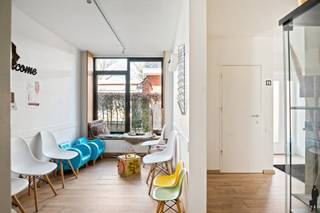 <p>Welkom in deze <strong>karaktervolle villa</strong>, gelegen op een perceel van ca. <strong>1.070 m²</strong> op een <strong>vlot bereikbare locatie tussen Kapellen, Ekeren en Brasschaat</strong>. Deze eigendom, momenteel ingericht als praktijk, geniet van <strong>veel natuurlijk licht</strong>, beschikt over <strong>recente vernieuwingen</strong> en biedt <strong>tal van mogelijkheden</strong> naar zowel professioneel gebruik als klassieke bewoning.</p>
<p><strong>Gelijkvloers:<br /></strong>- een ruime inkomhal met <strong>gastentoilet</strong> en <strong>wachtruimte<br /></strong>- meerdere lichtrijke ruimtes op <strong>eiken parket</strong>, momenteel ingericht als praktijkruimtes maar perfect om te vormen tot <strong>leefruimte, eetkamer en bureel<br /></strong>- een aangename leefruimte met <strong>grote raampartijen</strong> en zicht op het groen<br />- een <strong>kitchenette<br /></strong>- een bijkomende polyvalente ruimte, ideaal als <strong>bureau, slaapkamer of hobbyruimte</strong></p>
<p><strong>Eerste verdieping:<br /></strong>- <strong>drie volwaardige slaapkamers</strong><br />- een <strong>nachthal<br /></strong>- een <strong>apart toilet<br /></strong>- een <strong>zolderruimte</strong> met uitbreidingsmogelijkheden, ideaal voor het creëren van extra kamers</p>
<p><strong>Kelder:<br /></strong>De woning beschikt over een <strong>ruime en droge kelderverdieping</strong>, bestaande uit meerdere compartimenten. Deze biedt tal van mogelijkheden naar <strong>opslag, hobbyruimte of verdere inrichting</strong>.<br /><br /></p>
<p><strong>Tuin:<br /></strong>De woning beschikt over een <strong>mooie, diepe en zonnige tuin</strong> met meerdere <strong>terrassen</strong>, waar u in alle rust kan genieten van de buitenruimte.<br />Achteraan bevindt zich een <strong>te renoveren bijgebouw</strong>, dat extra potentieel biedt voor diverse invullingen zoals atelier, praktijk of opslag.</p>
<p><strong>Bijzonderheden:<br />- EPC dateert van vóór laatste aanpassingen en zou nu beter scoren!<br /></strong>- perceel van ca. <strong>1.070 m²</strong><br />- <strong>veel lichtinval</strong> dankzij grote raampartijen<br />- <strong>recent buitenschrijnwerk</strong><br />- <strong>zonnepanelen </strong>aanwezig<br />- momenteel ingericht als praktijk, maar <strong>eenvoudig om te vormen naar woning</strong><br />- <strong>ruime kelderverdieping</strong> met mogelijkheden<br />- <strong>zolder met uitbreidingspotentieel</strong><strong><br /></strong>- <strong>diepe tuin met terrassen</strong><br />- oprit met <strong>parkeergelegenheid voor meerdere wagens (± 4)</strong></p>
<p><strong>Kortom</strong>, een eigendom met <strong>uitzonderlijk veel potentieel</strong>, ideaal voor wie <strong>wonen en werken wenst te combineren</strong> of op zoek is naar een ruime woning op een <strong>strategische en centrale ligging</strong>.</p>