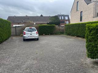 Op het domein van de VME Rijkswacht bieden wij een bovengrondse autostaanplaats te koop aan, centraal gelegen in Hofstade.De staanplaats is vlot...