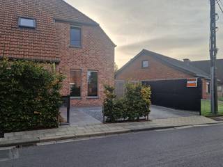 Mooie super afgewerkte half open bebouwing met afgesloten tuin.Ruime hall,living met kookeiland,ingebouwde vaatwas en combi oven.Mooie tuin met aangelegd terras en tuinhuis met overdekking bij.Badkamer met dubbele lavabo,bad,grote inloopdouche,wc.3slaapkamers en grote zolder. via trapluik;EPC A.Deze super mooie woning ,vollledig afgewerkt,volledig met vliesbehang en geschilderd met zwarte inkomdeur,en verder overal beneden en boven witte landeijk,moderne deuren met zwart beslag.Boven volledig gevloerd.Dichtbij scholen,winkels en autostrades.Wil je graag een bezoekje brengen aan onze gezellige woning op een zaterdag, neem dan contact op met Joyca dit na 17u. of tydens het weekend.Ann kan ook .....GEEN IMMO.Geen BTW plicht.