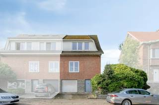 Deze degelijke en ruim opgebouwde gezinswoning bevindt zich in de rustige Diepestraat te Wemmel. Het pand kent een heldere, praktische indeling en beschikt over veel natuurlijke lichtinval. <br /><br />Op het gelijkvloers komt u binnen via een ruime inkomhal. Hier vindt u een grote inpandige garage met veel bergruimte, een voorraadkelder en de centrale verwarmingsruimte. <br /><br />De trap leidt naar de eerste verdieping op tuinniveau. De grote leefruimte biedt plaats aan een zithoek en een eetgedeelte. Vanuit de living heeft u via het terras direct toegang tot de tuin. Naast de leefruimte bevindt zich de aparte, functioneel ingerichte keuken. De overloop op deze verdieping geeft toegang tot een vestiaire, een berging en een apart toilet. <br /><br />Op de bovenste verdieping liggen drie ruime slaapkamers, waarvan de grootste kamer zeer royaal is. Alle kamers hebben goede lichtinval. Verder bevindt zich hier de badkamer met alle bascisvoorzieningen. <br /><br />Dit is een praktische en functionele woning met tuin en garage, gunstig gelegen nabij scholen, winkels, openbaar vervoer en de belangrijkste uitvalswegen in Wemmel.<br /><br />Het huis is momenteel verhuurd.<br /><br />Interesse? Neem snel contact op voor meer informatie en / of een bezoek ter plaatse. <br /><br />Bestuursmaatregelen in het maatregelenregister: nee