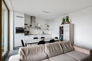 Op zoek naar een plek waar wonen meer betekent dan gewoon thuiskomen? Dit lichtrijke 2-kamer appartement combineert een doordachte indeling, warme materialen en een aangename, moderne sfeer.<br /><br />Dankzij de brede raampartijen geniet je hier van een open en luchtig gevoel, met volop natuurlijk licht doorheen de dag. Het westgericht terras vormt dé ideale plek om te ontspannen na het werk, te genieten van lange zomeravonden of simpelweg weg te dromen bij de ondergaande zon. Bovendien kijk je (binnenkort) uit op het nieuwe park, wat zorgt voor een groen en rustgevend uitzicht vlak bij huis.<br /><br />Als extra troef kan je gebruikmaken van diverse gemeenschappelijke faciliteiten zoals fitness, co-workingruimtes, gezellige lounges en ontmoetingsplekken. Hier woon je niet alleen comfortabel, maar maak je deel uit van een levendige community waar ontmoeten, ontspannen en verbinden centraal staan.<br /><br />Kortom: een stijlvolle en hedendaagse woonplek met licht, groen en comfort als absolute troeven, perfect voor wie modern wonen wil combineren met rust én dynamiek.<br /><br />EPC: 56kWh/m2<br />Momenteel verhuurd, dus ook al investering ideaal!<br /><br />Wg, Gvkr, Gvv, Gmo, Geen overstrominsgevoelig gebied
