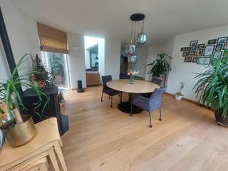 <p>Deze instapklare gezinswoning op een perceel van 598 m² combineert comfort, ruimte en gezelligheid met een prachtig aangelegde, omheinde tuin. Bij het binnenkomen verwelkomt de inkomhal u met een gastentoilet, vestiaire en vaste trap naar de eerste verdieping.<br />De inkomhal brengt u tevens tot aan de sfeervolle woonkamer. Deze is ingericht met twee gezellige zithoeken en een eetgedeelte waarbij via de grote raampartijen de tuin betrokken wordt. Dankzij de vele lichtinval is dit een heerlijke, veelzijdige ruimte die naar wens kan worden ingericht als leefruimte, thuiswerkplek, speelkamer of hobby ruimte. De keuken is uitgerust met een keramisch kookplaat, oven, vaatwasser, dampkap en natuurstenen werkblad. Vanuit de keuken hebt u zicht op de tuin en de woonkamer. Grenzend aan de keuken bevindt zich de dubbele garage. Op het gelijkvloers bevindt zich ook berging/ wasruimte met aansluiting voor wasmachine en droger. De berging/ wasruimte is gerenoveerd in 2023.</p><p>Op de eerste verdieping bevinden zich drie ruime slaapkamers en een badkamer welke via de overloop te bereiken zijn. De badkamer is ingericht met een bad, douche, dubbele lavabo en toilet. Vanuit de overloop heeft u via een vaste trap toegang tot de tweede verdieping. Daar bevinden zich drie slaapkamers.</p><p>De volledig omheinde tuin is in 2024 opnieuw aangelegd. Deze is perfect geschikt om heerlijke avonden in te beleven. Er bevindt zich onder andere een terras, grote vijver, mooie beplanting en een praktisch tuinhuis. Vanuit de tuin is er een directe toegang tot de voorzijde van de woning waar 2 grote opritten gelegen zijn.</p><p>Bent u opzoek naar een instapklare woning met vijf slaapkamers, gunstig EPC, een heerlijke tuin op een rustige locatie? Neem dan snel contact op via of bel naar 0031611724022.</p>