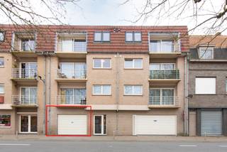 Dit pand van ca. 81 m² is geschikt voor gebruik als garages (tot drie voertuigen) en opslag. Het is uitgerust met een sectionale poort en maakt...