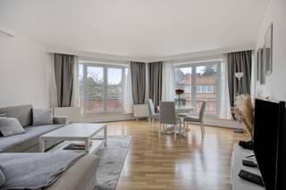 Dit verzorgd en instapklaar appartement bevindt zich op de tweede verdieping van een gebouw met lift. Het biedt een aangename leefruimte, twee volwaardige slaapkamers en een ingerichte keuken.<br />Een private kelder zorgt voor extra bergruimte en ook een garage is inbegrepen, een mooie troef op het vlak van comfort en parkeren.<br />Het appartement is sinds 2021 verhuurd en vormt daardoor ook een interessante opportuniteit als investering. Meer informatie over de huidige huursituatie is beschikbaar op aanvraag.<br />EPC-label: E.
