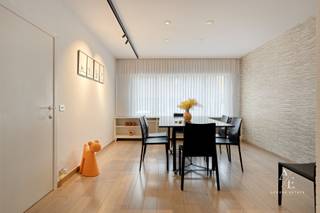 Op zoek naar ruimte, rust én een centrale ligging? Deze ruime, instapklare herenwoning in Beveren-Leie combineert het allemaal. Met een bewoonbare oppervlakte van 278m² en een perceel van 646m² is er voldoende ademruimte voor wie graag ruimte heeft. Voldoende ruimte voor gezinsuitbreiding of hobby's en bovendien een aangename hoeveelheid bergruimte. De woning onderging door de jaren heen verschillende verbeteringswerken (bv. 14 zonnepanelen + laadpaal).<br /><br />Ze wordt u exclusief te koop aangeboden via Access Estate. <br />Contacteer Nathan via het nummer 0470 06 80 15 (telefoon, sms of Whatsapp) voor een afspraak. <br /><br />Bij het binnenkomen word je onmiddellijk verwelkomd in een indrukwekkende inkomhal met gastentoilet. De woning beschikt over een ruime droge kelder, een gezellige leefruimte met haard en een lichtrijke, recente leefkeuken uitgerust met alle nodige toestellen (MIELE) en een prachtig zicht op de privatieve tuin.<br /><br />De absolute troef van deze woning is deze volledig afgesloten, zonnige en onderhoudsvriendelijke tuin zonder inkijk. Een zeldzame oase van rust op een centrale ligging. Verder is er een grote garage (39m²) met automatische sectionaalpoort en een aansluitende schuur (80m²), ideaal als extra opslagruimte.<br /><br />Op de 1ste verdieping bevinden zich een bureauruimte (18m²), badkamer en 3 volwaardige slaapkamers (15m² - 14m² - 12m²). Eén van de slaapkamers biedt toegang tot een extra ruimte (10m²) die perfect kan dienen als 4de slaapkamer of dressing.<br /><br />De 2de verdieping omvat een ruime, geïsoleerde zolder (49m²) bereikbaar via een vaste trap, ideaal voor hobbyruimte of verdere uitbreiding.<br /><br />Extra troeven:<br /><br />- EPC-label C (geen renovatieverplichting)<br />- 14 zonnepanelen (4.578 Wp) + laadpaal<br />- Asbestveilig (3 materialen zorgvuldig beheren)<br />- Centrale ligging tussen Waregem en Kortrijk<br /><br />Een woning met uitzonderlijk veel potentieel, ruimte en rust op een strategische locatie.<br />Kom zeker en vast eens een kijkje nemen en ontdek alle troeven tijdens een bezoek.