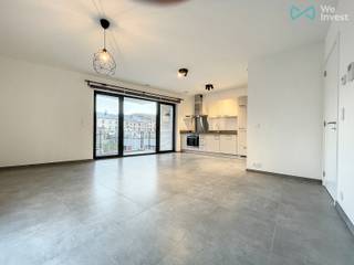 Situé en plein centre d'Andenne, au coeur de l'Ecoquartier, ce magnifique appartement neuf au premier étage avec asenceur, il se compose comme suit...