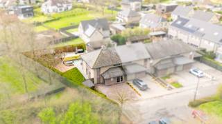 Vlakbij het centrum van Anzegem vinden we deze prachtige, instapklare woning met een zeer gunstig EPC B. De woning is gelegen op het einde van een zeer kindvriendelijke, doodlopende straat met verschillende recreatiemogelijkheden in de buurt.<br /><br />INDELING:<br />Bij het binnenkomen van de woning komen we in een eerste gelijkvloerse ruimte die momenteel als kapsalon wordt gebruikt. Deze kan perfect een andere functie krijgen, zoals praktijkruimte, gelijkvloerse slaapkamer of speelkamer.<br /><br />Verder komen we in de zeer ruime en lichtrijke leefruimte, dankzij de vele raampartijen. Aansluitend vinden we de prachtige open keuken met keukeneiland, voorzien van alle nodige toestellen.<br /><br />Als extra bevindt zich op het gelijkvloers nog een gastentoilet en een praktische berging met aansluiting voor een wasmachine.<br /><br />Op de eerste verdieping bevinden zich drie ruime slaapkamers en een badkamer met een zeer ruime inloopdouche en een tweede toilet.<br /><br />Opbergruimte is er in overvloed: de woning beschikt namelijk over een zeer praktische zolder en een kelderberging.<br /><br />Buiten komen we terecht in de ruime en zeer mooi aangelegde tuin, voorzien van meerdere terrassen, een vijver, een grasveld en een zeer ruime tuinberging die voorzien is van elektriciteit. Bovendien zijn er twee zeer praktische zijuitwegen.<br /><br />Bent u opzoek naar een ruime woning op toplocatie in Anzegem? Niet twijfelen, neem snel contact met ons op en plan uw bezoek.<br /><br />UC: 20260325-0003829519-RES-1, EPC: 151KWh<br />Ref: RVP/26038/K<br />Stedenbouwkundige inlichtingen zijn in aanvraag.