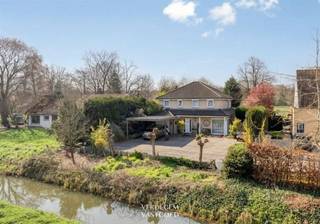 <p><span>Ligging<br /></span><span>Dit is een locatie met troeven.<br />De 19de eeuwse zomerverblijven van de Gentse bourgeoisie zijn je buur en stille getuigen van een heerlijke woonbuurt.<br />Op fietsafstand van Gent, nabij R4 en de bedrijvigheid van de kanaalzone, inclusief een veerdienst, lagere school en een actieve buurtwerking bij Den Hannekesnest.<br /><br /></span><span>Instapklare gezinswoning met 3 slaapkamers, zonnige tuin en achterliggende weilanden<br /></span><span>Via een brugje rijd je naar de woning.<br />Je woont hier als laatste in de rij met heel wat parkeerplaats en een handige carport.<br />Binnen word je meteen verwelkomd door een ruime en gezellige leefruimte met houtvuur en open keuken.<br />Je geniet er van de tuin door de vele, grote ramen.<br />Koken is hier top, met veel kastruimte en een groot kookeiland.<br />Verder op het gelijkvloers een apart bureau en gastentoilet.<br />Op de verdieping vind je 3 volwaardige slaapkamers en een knappe badkamer met douche en ligbad.<br />De tuin is een genietplek, met veel groen, prachtig achterliggende weilanden, een tuinberging en een loungeplek voor fijne momenten met vrienden of familie.<br /><br /></span><span>Extra<br /></span><span>/ zonnepanelen<br /><br /></span><span>Troeven<br /></span><span>/ ruim wonen<br />/ grote tuin<br />/ vlotte bereikbaarheid<br />/ gunstig EPC<br /><br /><br /><br /><br /><br /></span><span>disclaimer: enkele beelden werden subtiel met AI bewerkt</span></p>