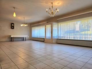 Voor een bezichtiging bel Kim 0473 72 33 62 Zeer ruime woning met vooraan een winkelruimte van 50 m² of een tweede living.Voorheen was hier een...