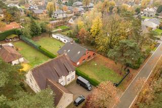 Semi-detached house to renovate  on 751m² with garage This semi-detached house offers an excellent basis for those who want to renovate and realize...