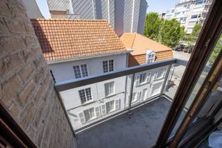 <strong>APPARTEMENT CHARMANT 1 CHAMBRE EN EMPLACEMENT DE CHOIX DANS LE CŒUR D'OSTENDE</strong><br /><br />Ce bel appartement bien agencé est idéalement situé dans le centre d'Oostende. En entrant, vous trouverez un espace de vie lumineux avec un salon confortable et une cuisine entièrement équipée. Depuis le salon, vous avez accès à une terrasse.<br />La chambre spacieuse offre un grand confort, et la salle de bain est équipée à la fois d'une baignoire et d'une douche, avec des toilettes séparées.<br />Les magasins, les restaurants, les transports en commun et la plage sont tous accessibles à pied.<br /><br /><strong>Informations pratiques :</strong>
<ul>
	<li>Disponible immédiatement</li>
	<li>3e étage</li>
	<li>Provision pour les frais fixes : 100 € par mois</li>
</ul>