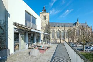 Unieke centrumwoning of appartement met kantoren, vernieuwd door architect Xavier Donck. Bestaande uit:Gelijkvloers: Inkomhal, verschillende...