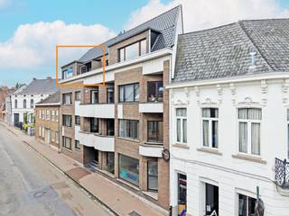 Dit gezellig en energiezuinig appartement met 2 slaapkamers en afzonderlijke garagebox bevindt zich langs de Léonce Roelsstraat te centrum Zottegem. Het appartement situeert zich op de 3e (bovenste) verdieping van de residentie Savanna, het appartement werd sedert 2000 door de jaren heen opgefrist. Het station, stadscentrum, winkels, scholen, enz... bevinden zich vlakbij! Er is een lift aanwezig in het gebouw, het gebouw dateert uit 1978 en werd eveneens reeds grondig gerenoveerd (o.a. dak + isolatie, gevelbezetting + isolatie, inkomhal, terrassen, lift, ...).<br />Indeling: ruime inkomhal, afzonderlijk toilet, open leefruimte/eetplaats met parketvloer, aansluitende keuken met toestellen (voorzien van nieuwe kookplaat), terras met zonneluifel, berging, badkamer met ligbad (bubbelbad) en lavabo, 2 ruime slaapkamers waarvan 1 met aanpalend terras/balkon.<br />De garagebox bevindt zich achteraan het gebouw (inrit via de Frans de Beckstraat). De garage is aan te kopen aan 25.000 euro en als laatste is er nog een private kelderberging (eveneens bereikbaar via de lift).<br />IDEAAL APPARTEMENT VOOR WIE EEN BETAALBARE EIGENDOM IN HET CENTRUM WENST, OOK INTERESSANT ALS OPBRENGSTEIGENDOM!! <br />ALU ramen met HR-glas, CV aardgas, 3 lucht/lucht warmtepompen, EPC: 174 kWh/(m² jaar), energielabel B, geen renovatieverplichting, oppervlakte volgens EPC: 98 m², elektrische installatie niet conform het AREI, KI: 780 euro. <br />Woongebieden, vergunning uitgereikt, geen rechterlijke herstelmaatregel of bestuurlijke maatregel opgelegd, geen voorkooprecht, geen verkavelingsvergunning. Geen risicozone voor overstromingen, P-score A, G-score A. <br />U kan de beschikbare attesten bij verkoop downloaden via de website janssens-leroy.be.