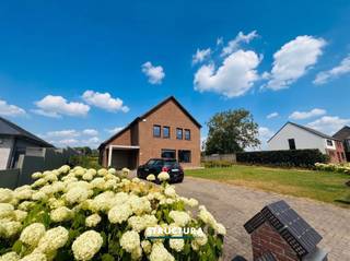 Wenst u dit pand te bezoeken? Neem dan contact met ons op via 02/460.80.46 of info@structura.be.Bent u op zoek naar een ruime, instapklare villa waar rust, comfort en kwaliteit hand in hand gaan? Dan zal deze in 2024 volledig gerenoveerde luxevilla in een landelijke omgeving u ongetwijfeld weten te bekoren. Dankzij de rustige ligging zonder inkijk, de grote aangelegde tuin en de hoogwaardige afwerking is deze woning ideaal voor gezinnen of voor wie op zoek is naar veel wooncomfort.De woning beschikt op het gelijkvloers over een inkomhal, een apart gastentoilet, een bureau, een ruime leef- en eetruimte en een prachtige, volledig uitgeruste open keuken met ontbijt­hoek. Dankzij de grote raampartijen geniet u van een overvloed aan natuurlijk licht en heeft u rechtstreeks toegang tot de ruime tuin met terras.Op de eerste verdieping bevinden zich een ruime nachthal, drie volwaardige slaapkamers, een apart toilet en een badkamer met dubbele wastafel en ligbad met douchewand. Daarnaast beschikt de woning over een garage, kelder, zolder en een ruime oprit.Karakteristieken- Rustige, landelijke ligging zonder inkijk- Grote aangelegde tuin met terras, zonneterras en serre- Garage, kelder, zolder en ruime oprit- CV op aardgas met hoogrendementsketel en vloerverwarming- Regenwateraansluiting- Alarmsysteem (zonder abonnement)- Verlichting en zonneblinden/gordijnrails aanwezig- Robotmaaier aanwezig (€60/maand)- Gunstig EPC: B (150 kWh/m² jaar)- Onmiddellijk beschikbaar- Huurwaarborg: 3 maanden