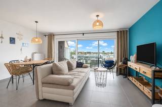 Dit moderne en <strong>instapklare duplex-appartement</strong> is gelegen op de 3de &amp; 4de verdieping in <strong>residentie Modena </strong>te Lombardsijde en ligt op een boogscheut van <strong>strand en zee;</strong> Het recente gebouw werd volledig opgebouwd met <strong>kwalitatieve en onderhoudsvriendelijke materialen</strong> die de duurzaamheid en het esthetische van het gebouw ten volle garanderen en is uitgerust met een <strong>ventilatiesysteem D</strong>; Kortom, u koopt een <strong>energiezuinig appartement </strong>die voor de volgende decennia voldoet aan de normen;<br />Het appartement wordt gemeubeld verkocht en geniet een <strong>zongericht terras </strong>van 8 m2;<br /><br />Indeling: Inkom, open leefruimte met <strong>volledige geïnstalleerde keuken</strong> met aansluitend een berging met <strong>technische aansluitingen</strong> voor bvb wasmachine en droogkast, apart toilet, terras achteraan met zon-oriëntatie ,1x slaapkamer + badkamer met <strong>inloopdouche en wastafel</strong>;<br /><br /><strong><u>Troeven: </u></strong><br />- instapklaar;<br />- EPC-label A;<br />- Bouwjaar 2021;<br />- Meubelen inclusief;<br />- Buiten- en binnenfietsenberging;<br />- Optioneel: Ruime garagebox (50.000 euro);<br /><br />Interesse? Maak asap een afspraak om deze parel vrijblijvend te komen bezoeken. U kan ons steeds bereiken via mail of telefoon;
