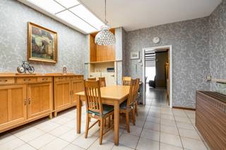<strong>Te renoveren woning met twee, mogelijks drie, slaapkamers, grote tuinberging en achteringang op een rustige ligging nabij het centrum van Turnhout! </strong><br /><br /><strong>Ligging</strong>: rustige <span>straat nabij het centrum van Turnhout, met winkels, horeca, openbaar vervoer, scholen… op wandel- en fietsafstand. Alsook een goede verbinding naar buurgemeenten en de autostrade! </span><br /><br /><strong>Indeling</strong>: <strong>+0</strong>: inkomhal - woonkamer - eetkamer - gastentoilet - badkamer - technische ruimte - keuken. <strong>+1</strong>: twee slaapkamers. <strong>+2</strong>: af te werken zolder. <br /><br /><strong>Omschrijving</strong>: via de inkomhal betreden we de woonkamer, hier is plaats voor zowel een zithoek als een eettafel. Achterliggend komen we bij de eetkamer waar een apart gastentoilet voorzien is. In het achterste deel treffen we de keuken en de badkamer met inloopdouche en lavabo. Op de eerste verdieping hebben we twee slaapkamers van 13m² en 18 m². Via de achterste slaapkamer kunnen we met de vaste trap naar de zolderruimte. Het dak is geïsoleerd en de ruimte biedt zich er perfect toe om nog afgewerkt te worden tot extra slaapkamer. <br /><br />In de tuin hebben we achteraan een eerste berghok dat uitgeeft op de achteringang en het tweede berghok van zo'n 16 m². Dankzij de achteringang hoeft u dus nooit uw fietsen/vuilbakken/... mee door de woning te nemen! <br /><br /><em>Graag wijzen wij u op de renovatieplicht voor gebouwen met een E of F EPC-label uiterlijk 6 jaar na aankoop te rekenen vanaf het verlijden van de notariële akte. Voor meer info kijk op de website van het Vlaams Energie- en Klimaatagentschap: https://energiesparen.be/renovatieverplichting</em><br /><br /><strong>Bijzondere informatieplicht</strong>: in aanvraag.
