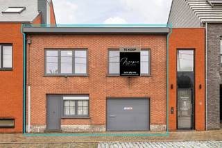 Gelegen in het centrum van Putte, op wandelafstand van winkels, horeca, scholen en openbaar vervoer.<br />Bovendien geniet je van een vlotte bereikbaarheid richting omliggende gemeenten en steden.<br />Momenteel verhuurd aan 923 euro per maand of 11.076 euro per jaar.<br /><br />Indeling<br />Gelijkvloers: knusse leefruimte (TV-hoek) en een ruime garage, perfect als extra bergruimte of wasplaats<br />1e verdieping: lichtrijke eetkamer, aangrenzende keuken, apart toilet, één grote slaapkamer en een vernieuwde badkamer met inloopdouche<br /><br />Troeven<br />Renovatiejaar: 2018<br />Instapklaar – geen grote werken nodig<br />Airco aanwezig op de verdieping<br />Energiezuinig: EPC-label B – 154 kWh/m²<br />Conform elektriciteitsattest (AREI)<br />Verwarming op aardgas via HR-ketel (2018)<br />Dak recent vernieuwd en geïsoleerd<br /><br />Deze woning biedt het perfecte evenwicht tussen comfort, ligging en prijs – ideaal voor een alleenstaande, koppel of als slimme investering in verhuurvastgoed.<br />📍 Mis deze kans niet!<br />📞 Voor info of een bezoek: 0472/585 000<br />📧 Of mail naar: realestate@incigno.be