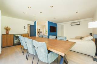 <p>Op een rustige en residentiële locatie te Schilde, bevindt zich deze verzorgde gelijkvloerse woning op een volledig afgesloten perceel. <br />De woning combineert comfortabel gelijkvloers wonen met ruime bijgebouwen en biedt tal van mogelijkheden voor wonen, werken, hobby of co-housing.<br /><br /><strong>GELIJKVLOERS</strong><br /><strong>Inkomhal 6m²</strong> op parket met ingebouwde vestiairekast.<br /><strong>Woonkamer 29m²</strong> op parket, voorzien van airconditioning voor verwarming en koeling.<br /><strong>Keuken 12m²</strong> op parket, uitgerust met vaatwasser, inductiekookplaat met grill, Amerikaanse Samsung-koelkast met diepvries, Siemens microgolfoven, Siemens heteluchtoven en dubbele spoelbak.<br /><strong>Nachthal 8m²</strong> met toegang tot het afzonderlijke nachttoilet met handenwasser, de slaapkamers en badkamer.<br />De<strong> 1ste slaapkame</strong>r van <strong>11m²</strong> op parket, is eveneens voorzien van airconditioning voor verwarming en koeling.<br /><strong>2de slaapkamer</strong> <strong>10m²</strong> op parket.<br /><strong>Badkamer 8m²</strong> met ligbad, douche, dubbel lavabomeubel met spiegelkasten en toilet.<br /><strong>Wasplaats 6m²</strong> op parket.<br /><strong>Kruipzolder </strong>voor extra bergruimte.<br />Verzorgde, volledig afgesloten tuin met zuidoostelijke oriëntatie.<br /><strong>Terras van 19m²</strong> op tegel en <strong>2de terras van 39m²</strong> op Bankirai.<br />Automatische toegangspoort voor extra privacy en comfort.<br /><br /><strong>BIJGEBOUWEN</strong><br /><strong>Bijgebouw van 28m²</strong> op tegel, ingericht als praktijk- of polyvalente ruimte, voorzien van elektrische verwarming.<br /><strong>Ruime garage van 86m²</strong> op beton, voorzien van <strong>2 poorten</strong>, plaats voor <strong>4 wagens </strong>en een smeerput. Ideaal voor zelfstandigen, hobbyisten, autoliefhebbers of wie veel werk- en bergruimte nodig heeft.<br /><br /><strong>BIJZONDERHEDEN</strong><br />Verwarming op aardgas, thermostatische kranen, elektrische rolluiken in PVC en videofoon.<br />Zonnepanelen van 4 kW en bijkomende installatie van 2,6 kW. Groene stroomcertificaten van € 350 per certificaat, 4x per jaar, tot en met 2030. Huidige verbruikskosten ca. € 120 per maand.<br /><strong>De vermelde “bewoonbare oppervlakte” is gebaseerd op de “bruikbare vloeroppervlakte” zoals vermeld in het EPC.</strong><br /><br /><strong>POSITIEVE PUNTEN</strong><br />EPC-label “A”<br />Zonnepanelen<br />2 ruime bijgebouwen<br />Volledig gelijkvloerse woning<br />Zuidoost georiënteerde tuin<br />Garage voor meerdere wagens<br />Ideaal voor wonen, werken, hobby of co-housing</p>