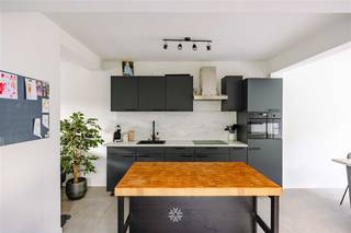 <p><span>MERELBEKE - Instapklare starterswoning met 3 slaapkamers in Merelbeke Flora</span></p><p><span> </span></p><p><span>Bent u op zoek naar de ideale starters- of gezinswoning in Merelbeke? Deze halfopen bebouwing biedt alle comfort en is gelegen op een uitstekende locatie nabij alle belangrijke invalswegen.</span></p><p><span> </span></p><p><span>De belangrijkste troeven in een notendop:</span></p><ul><li><span>Vlotte bereikbaarheid nabij invalswegen </span></li><li><span>Lichtrijke ruimtes</span></li><li><span>Elektriciteit conform en geen asbest aanwezig</span></li><li><span>Vloerverwarming aanwezig</span></li><li><span>Volledig nieuw dak en nieuwe ramen</span></li><li><span>Gelegen in een rustige straat, nabij E40, E17 en R4</span></li><li><span>Aangename stadstuin</span></li><li><span>Nog kleine opfrissingen/afwerkingen </span></li></ul><p><span> </span></p><p><span> </span></p><p><span>Zo ziet de indeling eruit: </span></p><p><span>Via de inkomhal met gastentoilet komen we aan in de lichtrijke woonkamer met open keuken. De keuken is volledig voorzien van ingebouwde toestellen. De eetkamer grenst aan een praktische berging en geeft uit op de gezellige stadstuin met terras. </span></p><p><span>Op de eerste verdieping bevinden zich de eerste twee slaapkamers en een ruime badkamer voorzien van een ligbad, inloopdouche en toilet.</span></p><p><span>Op de tweede verdieping treffen we </span><span>een ruime derde slaapkamer.</span></p><p><span> </span></p><p><span>Belangrijk:</span></p><p><span>Richtprijs: 425.000 EUR<br /><br /></span></p><p><span>Neem contact op met Axel Lenaerts makelaars voor verdere info via </span><span>09 245 24 24</span><span> of hannelore@axellenaerts.be</span></p><p><span> </span></p>