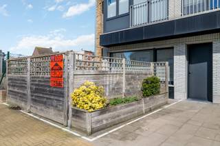 Instapklaar gelijkvloers appartement met groot zonneterras (voor-en achterkant), ideaal en rustig gelegen op TOPLIGGING slecht 200m van zee/strand. Aankoop garagebox mogelijk! <br /><br />Indeling:<br /><br />Inkom, woonkamer, open ingerichte keuken, badkamer met ligbad, wastafel en toilet, 2 slaapkamers, berging, groot zonneterras voorkant, terras achteraan, aankoop garagebox mogelijk (€40.000).<br /><br />- Elektriciteit conform<br />- Geen syndic kosten <br />- Individuele verwarming op aardgas<br />- Dubbele beglazing (PVC)<br />- Privé inkomdeur.
