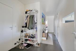 <p>Ben je op zoek naar een instapklaar appartement vlakbij de meest hippe wijken van Brussel? Of wens je een slimme vastgoedinvestering te doen met een onmiddellijk rendement?</p>
<p>Dan is dit appartement geschikt voor jou!</p>
<p>Het appartement is als volgt ingedeeld: op de derde verdieping geeft de inkomhal toegang tot de lichtrijke leefruimte met een aansluitend balkon waar je geniet van een uniek kanaalzicht. Daarnaast beschikt het pand over een volledig uitgeruste keuken, een badkamer, een apart toilet en twee comfortabele slaapkamers.</p>
<p>Voor investeerders is dit een uitstekende zaak met stabiele inkomsten vanaf dag één. Het pand is momenteel betrouwbaar verhuurd voor 1260 euro per maand inclusief lasten. Met een vraagprijs van 290000 euro geniet je hier direct van een aantrekkelijk bruto rendement. Ook voor eigen bewoning is dit de ideale kans om comfortabel te wonen dichtbij de stad.</p>
<p>Ook het gebouw zelf is helemaal klaar voor de toekomst en uitstekend beheerd door syndicus Dynamic Services. De werkelijke totale kwartaallasten voor dit aandeel (kavel D31 - 102/1.000sten) variëren per seizoen en liggen gemiddeld erg laag: tussen de 147,50 euro en 186,75 euro per maand. Dit bedrag omvat zowel het eigenaarsdeel als het complete occupantsdeel, inclusief het privatieve waterverbruik en de elektriciteit van de gemene delen.</p>
<p>Er zijn recent 22 gemeenschappelijke zonnepanelen geplaatst en de opstart van een lokale energiecommunity is volop aan de gang, waardoor bewoners binnenkort goedkopere stroom afnemen op basis van het sociale tarief van het voorgaande jaar. Belangrijke financiële troef: de periodieke opvragingen voor het reservefonds (voorheen 204 euro per kwartaal voor dit aandeel) zijn volledig stopgezet omdat er een comfortabel saldo van 15025,10 euro is opgebouwd. Het werkkapitaal blijft ongewijzigd op 3000 euro voor het hele gebouw, wat de lopende vaste lasten voor de nieuwe eigenaar aanzienlijk verlaagt.</p>
<p>De locatie in de Sint-Mariastraat is een absolute troef. Op een boogscheut vind je metrostation Graaf van Vlaanderen, diverse scholen en handige buurtwinkels. Wandel de brug over het kanaal over en je staat meteen in de hippe Dansaertstraat en de gezellige pleinen van Sint-Katelijne met alle bars en restaurants.</p>
<p>EPC: C → 160 kWh/m² jaar Elektriciteit: Conform Stedenbouwkundige inlichtingen in aanvraag</p>
<p>Laat deze kans niet liggen en contacteer Mathias via 0478/70.96.49 of mathias.ehmann@weinvest.be</p>