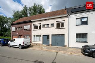 <p>Deze instapklare woning in zelzate is gelegen in een aangename woonwijk met alle voorzieningen vlakbij. Zo liggen scholen, winkels en supermarkten in de directe omgeving, terwijl de R4 en E34 zorgen voor een vlotte bereikbaarheid.</p>
<p>De indeling is als volgt:<br />Via de inkomhal heeft u directe toegang tot de gezellige eet- en leefruimte. Vanuit deze ruimte heeft u toegang tot de keuken. Via de keuken bereikt u de ruime, verzorgde tuin. Naast de keuken bevindt zich een ruimte die perfect geschikt is voor stockage.</p>
<p>Op de eerste verdieping bevinden zich 3 ruime slaapkamers en een badkamer voorzien van alle comfort.</p>
<p>Verder geniet u in deze woning van een ruim terras en een inpandige garage.</p>
<p>Beschikbaar bij akte.</p>
<p>Contacteer Top Vastgoed voor een bezoek op het nummer 0475 700 700</p>