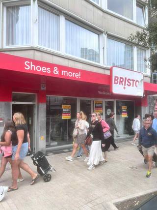 Op zoek naar een ruim handelsgelijkvloers op een absolute topligging? Dit pand van maar liefst 265 m² met kelder van 158 m² bevindt zich in...