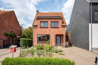 <p><strong>Ruime gezinswoning met 4 slaapkamers, veranda en zonnige tuin nabij scholen, winkels en station te Kalmthout<br /><br /></strong>Deze <strong>verzorgde gezinswoning</strong>, oorspronkelijk gebouwd in 1957, combineert <strong>ruimte, comfort en functionaliteit</strong> op een uitstekende locatie te Kalmthout. Doorheen de jaren werd de woning zorgvuldig onderhouden en uitgebreid, wat resulteert in een aangename gezinswoning met <strong>ruime leefvertrekken</strong>, <strong>vier volwaardige slaapkamers</strong>, <strong>twee badkamers</strong>, een lichtrijke veranda en een prachtige tuin. Dankzij de nabijheid van winkels, scholen, openbaar vervoer en het station geniet u hier van een ideale combinatie tussen <strong>rustig wonen en vlotte bereikbaarheid</strong>.</p>
<p><strong>Gelijkvloerse verdieping<br /></strong>- Via de verzorgde inkomhal met stijlvolle glazen voordeur betreedt u deze aangename woning.<br /><strong>- Ruime eetkamer</strong> centraal in de woning, ideaal voor gezellige familiemomenten<br /><strong>- Sfeervolle leefruimte</strong> met gezellige houtkachel en grote raampartijen die zorgen voor een aangename lichtinval<br /><strong>- Lichtrijke veranda</strong> met grote schuiframen en prachtig zicht op de tuin, een heerlijke extra leefruimte om het hele jaar door van te genieten<br /><strong>- Volledig ingerichte keuken</strong> met veel kastruimte en werkblad, voorzien van oven, microgolfoven, vaatwasser, gasfornuis en dampkap<br />- Extra raam tussen keuken en veranda voor een open gevoel en bijkomende lichtinval<br /><strong>- Bureauruimte</strong> ideaal voor thuiswerk, hobbyruimte of speelkamer<br /><strong>- Praktische berging</strong> met lichtkoepel, aansluitingen voor wasmachine en droogkast en rechtstreekse toegang tot het terras<br /><strong>- Badkamer</strong> uitgerust met ligbad, douchecabine en dubbel lavabomeubel</p>
<p><strong>Eerste verdieping</strong><br /><strong>- Vier volwaardige slaapkamers</strong>, elk met een aangename lichtinval en voldoende ruimte voor een gezin<br /><strong>- Tweede badkamer</strong> voorzien van douche, lavabo en toilet<br />- Praktische indeling met tal van mogelijkheden voor gezinnen of thuiswerkers</p>
<p><strong>Zolderverdieping<br /></strong>- Via een vlizotrap bereikt u de ruime zolder.<br /><strong>- Volledig geïsoleerde zolderruimte:</strong> Ideaal als extra bergruimte en met mogelijkheid tot het creëren van bijkomende slaapkamers</p>
<p><strong>Tuin en buitenruimte</strong><br /><strong>- Verzorgde en groene tuin</strong> met veel privacy<br /><strong>- Ruim terras</strong> aansluitend aan de veranda<br /><strong>- Groot tuinhuis met elektriciteit<br /></strong>- Praktische <strong>overdekte houtopslag<br /></strong>- Zij-ingang langs de woning<br /><strong>- Ruime oprit</strong></p>
<p><strong>Bijzonderheden<br /></strong><strong>- 4 volwaardige slaapkamers<br /></strong><strong>- 2 badkamers<br /></strong><strong>- Ruime veranda</strong> met zicht op de tuin<br />- Mogelijkheid tot uitbreiding op zolder<br /><strong>- 12 zonnepanelen<br /></strong>- Regenwaterrecuperatie aanwezig<br />- Overal <strong>dubbele beglazing<br /></strong>- Rolluiken en vliegenramen aanwezig<br />- Verwarming op gas<br />- Droge kelder<br />- Groot tuinhuis met elektriciteit<br />- Centrale en gegeerde ligging</p>
<p><strong>Ligging</strong></p>
<p>Deze woning bevindt zich op een <strong>gunstige locatie te Kalmthout</strong>, op korte afstand van winkels, scholen, openbaar vervoer en het station. Dankzij de combinatie van een rustige woonomgeving en een uitstekende bereikbaarheid geniet u hier van het beste van beide werelden.<br />Een <strong>ruime en instapklare gezinswoning</strong> met tal van mogelijkheden, een aangename tuin en verrassend veel leefruimte. De ideale woning voor wie op zoek is naar <strong>comfortabel wonen</strong>, voldoende ruimte voor het hele gezin en een centrale ligging in Kalmthout.</p>
<p></p>