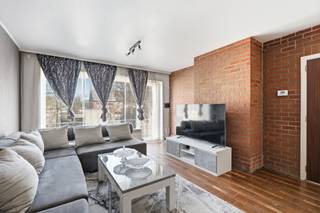 <p>Op zoek naar een interessante starterswoning of een investering met een mooi huurrendement? Dit lichtrijke appartement op de eerste verdieping combineert een praktische indeling met een uitstekende ligging vlak bij het station van Lebbeke.</p><p> </p><p>Via de inkomhal bereik je de verschillende ruimtes. Er is een apart toilet, een handige berging en een ingemaakte kast met de CV-ketel. Verder beschikt het appartement over twee ruime slaapkamers, waarvan één met aansluitend terras, en een badkamer met bad en wastafel.</p><p>De ruime leefruimte geniet van veel natuurlijk licht. De aparte keuken is uitgerust met een vaatwasser, keramische kookplaat en oven.</p><p> </p><p>Ook op technisch vlak zijn er interessante troeven: alle ramen werden vernieuwd met hoogrendementsbeglazing, het dak werd bijkomend geïsoleerd en het appartement beschikt over een gunstig EPC-label C.</p><p> </p><p>De ligging vlak aan het station zorgt voor een vlotte verbinding met het openbaar vervoer. Bovendien is er een grote parking aan het gebouw, voorzien van laadpalen.</p><p> </p><p>Momenteel is het appartement verhuurd aan €600 + €100 kosten per maand, wat het bijzonder interessant maakt als investering.</p><p>Mogelijkheid tot aankoop van een aparte garagebox voor één wagen aan €15.000.</p><p> </p><p>Een appartement met een praktische indeling, gunstig EPC en uitstekende bereikbaarheid, met mogelijkheden voor zowel eigen bewoning als investering.</p>