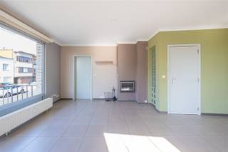 Welkom in dit ruim en lichtvol appartement in Strombeek. De ruime inkomhal biedt een vlotte toegang tot alle kamers van het appartement. De leefruimte bestaat uit een grote woonkamer en een volledig ingerichte, open keuken. Dankzij de vele ramen in de leefruimte is er aan natuurlijk licht geen gebrek. De leefruimte geeft eveneens toegang tot een aangenaam balkon. Het appartement heeft drie grote slaapkamers, perfect voor een goede nachtrust. De badkamer werd volledig gerenoveerd in een moderne en hedendaagse stijl. Het appartement is eveneens uitgerust met een gastentoilet, een bergruimte en een kelder. Aarzel niet, en plan vandaag nog een bezoek.