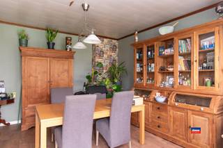 <p><span>WILRIJK | TE RENOVEREN WONING MET TWEE SLAAPKAMERS, GROTE ZOLDER, OPRIT, GARAGE EN TUIN OP EEN TOTALE GRONDOPPERVLAKTE VAN 264m² | EPC D </span></p><p><span>Indeling als volgt: gelijkvloers: voortuin/oprit - inkomhal - inpandige garage - traphal - zitplaats - gesloten keuken - grote zonnige tuin (achteraan te bereiken via servitude-weg) </span></p><p><span>Eerste verdieping: traphal - twee slaapkamers - badkamer met douche. </span></p><p><span>Grote zolder, mogelijk af te werken tot 1 of 2 extra slaapkamers. Droge kelder.</span></p><p><span>Nieuw zadeldak van 2024. </span></p><p><span>Deze woning is gunstig en zeer centraal gelegen in de nabijheid van scholen, winkels en openbaar vervoer.</span></p><p><span>Prima bereikbaarheid met Stad Antwerpen en de grote uitvalswegen. </span></p><p><span> </span></p>