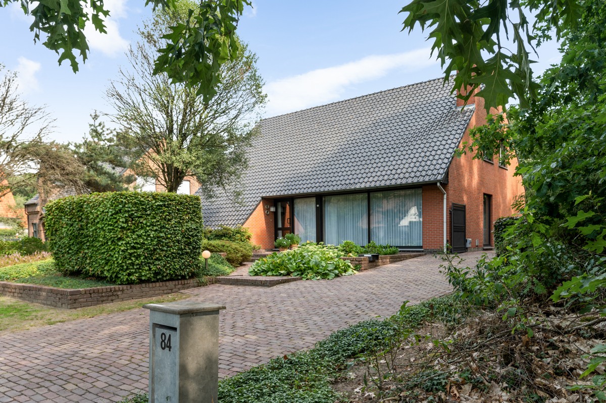 Ruime gezinswoning op 1135 m² met mogelijkheid tot 5 slaapkamers vlakbij het centrum van Zoersel. - foto 1