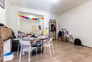 Klinkt een gebouw met drie appartementen als dé ideale opportuniteit voor u? Dan stellen wij u graag deze buitenkans voor, gelegen in het centrum van Deurne!<br /><br />Indeling<br />Deze woning bestaat uit drie verdiepingen, waarbij zich op elke verdieping een appartement bevindt. Daarnaast beschikt het gebouw over een kelderverdieping.<br /><br />Ligging<br />Het eigendom bevindt zich op slechts enkele meters van zowel de Gallifortlei als de Frank Craeybeckxlaan, waar u het handelscentrum van Deurne terugvindt. Op een steenworp van het eigendom bevinden zich haltes van tram 10 en de buslijnen 33 en 40. Bovendien bereikt u op korte wandelafstand het Rivierenhof.<br /><br />Verder informeren we u graag dat de kadastrale legger voor dit eigendom vermeldt dat het eigendom een huis met drie woongelegenheden is.<br />De plannen van 1935 tonen tevens de aanwezigheid van 3 keukens en 3 badkamers, wat een indicatie is van een geacht vergunbare situatie van 3 appartementen.<br /><br />Het eigendom bezit over drie EPC's en een EPC gemeenschappelijke delen:<br />Gelijkvloers: 316kWh/m² jaar (energielabel D) - 20260118-0003778297-RES-1<br />Eerste verdieping: 308kWh/m² jaar (energielabel D) - 20260118-0003778304-RES-1<br />Tweede verdieping: 582kWh/m² jaar (energielabel F) - 20260118-0003778305-RES-1<br />Gemeenschappelijke delen: 20260118-0003776680-GD-1<br /><br />Interesse? Bel dan snel naar One vastgoed via 03 360 85 30!