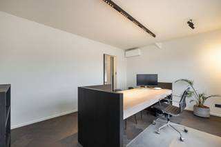 Looking for an office that immediately exudes confidence?Welcome to this charming villa on Kapelsesteenweg 266 in Brasschaat.Here you don't rent an...