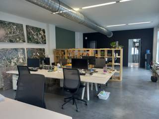 In a beautiful building with character, ideally located close to the KBC headquarters, the Tour & Taxis site and the Maritime Station...