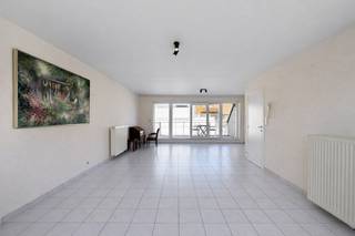 Goed onderhouden en ruime woning (bel-étage) met garage, tuin en terras te Knokke. Centraal gelegen op korte afstand van de Lippenslaan...