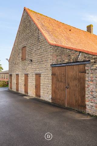 Amidst the vast Damme polder landscape lies this authentic farmhouse, peacefully located along a rural road with no through traffic. A...