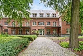 Cet appartement-château luxueux, spacieux (182m²) et économe en énergie (étiquette A) avec 2 chambres et un magnifique jardin avec étang est situé dans un domaine de parc exceptionnel de 4 hectares, "Château de Kapellen". Bien que proche du centre avec toutes les commodités, vous vivez dans un parc avec un cadre exceptionnel avec un château en arrière-plan. Le domaine possède un arboretum exceptionnel et classé. Réservez votre rendez-vous et venez découvrir cette perle exceptionnelle.<br /><br />Disposition de l'appartement :<br />Par l'allée imposante du domaine, nous arrivons à l'arrière, via un portail automatique, jusqu'au parking du bâtiment et de l'appartement. Vous pouvez choisir d'entrer dans l'appartement par le hall d'entrée commun ou par l'entrée latérale de la cuisine, pratique lorsque vous arrivez avec des courses. Depuis le spacieux salon (environ 90m²), vous avez une belle vue et un accès au jardin privé avec étang. Au bord de l'étang, vous pourrez profiter du ponton. La cuisine est entièrement équipée de tout le luxe que vous attendez. Depuis la cuisine, vous pouvez accéder à la cave spacieuse, où se trouvent également les raccordements pour le lave-linge/sèche-linge. La suite parentale est équipée de dressings et se trouve en face de la salle de bains principale. Celle-ci est équipée d'une baignoire îlot, d'une douche et d'un double lavabo en marbre. L'autre chambre a une douche privée et un lavabo. Enfin, il y a aussi des toilettes pour les invités.<br />Détails :<br />- Vivre dans un domaine de parc unique<br />- Matériaux de qualité<br />- Étiquette A<br />- Mobilité<br /><br />Vg - Wp - Gmo - Gvkr – Gvv<br />PEB : étiquette A (99 kWh/m²)