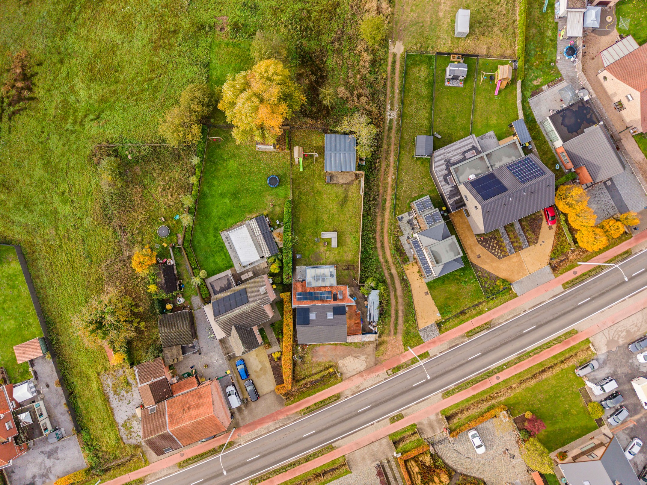 Maison rénovée idéalement située avec 2 à 3 chambres et 2 salles de bains, sur un terrain de 762 m². - photo 5