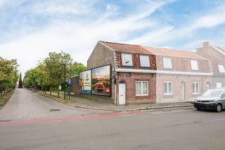 Deze te renoveren woning langs de Raverschootstraat te Eeklo biedt een uitstekende kans voor wie op zoek is naar een betaalbare gezinswoning die...