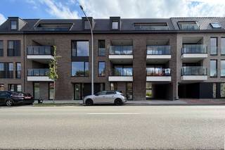 2 slaapkamer appartement (1.01) voor een prijs van €379.000!<br /><br />Zeer centraal gelegen appartement in Sint-Andries, nabij het bruisende centrum van Brugge, station en verscheidene faciliteiten. GROOT 2 SLAAPKAMER appartement, oppervlakte ca. 105 m²! Dit appartement beschikt over een TERRAS (ca. 7,1 m²) met berging.<br /><br />Indeling als volgt: inkomhal met vestiaire en gastentoilet, ruime leefruimte met een moderne en open geïnstalleerde keuken en berging, 2 slaapkamers en badkamer met inloopdouche , ligbad en dubbele wastafel met meubel. <br /><br />Mogelijkheid tot aankoop van bovengrondse garagebox of staanplaats.<br /><br />IDEALE INVESTERING met een TOP RENDEMENT! <br /><br />Voor verdere informatie contacteer Gaëlle op 0479 17 17 17.