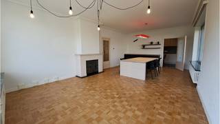 Gelijkvloers 3-slaapkamerappartement met 4 parkeerplaatsen. ** Thans uitgebaat als kantoor. Geschikt voor vrij beroep! ** ** + Mogelijkheid tot bijkopen garage aan 35.000 euro