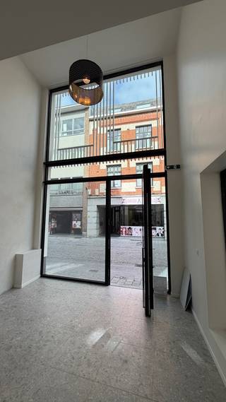 <p>Op zoek naar de perfecte plek voor uw zaak? <br />Deze <b>opvallende nieuwbouw handelsruimte</b> in de bruisende <b>Diestsestraat</b>is dé eyecatcher van de buurt!</p>
<p>Met een <b>grote glazen gevel</b> aan de straatzijde én extra <b>zijramen</b> geniet uw onderneming van maximale zichtbaarheid en een overvloed aan natuurlijk licht.</p>
<p>De ruimte van <b>105 m²</b> biedt tal van mogelijkheden: Winkel – Kantoor – Horeca – of een andere commerciële invulling naar wens.</p>
<p>Momenteel is de ruimte ingericht als massagesalon, maar ze is <b>volledig aanpasbaar</b> aan uw eigen concept.<br />Dankzij de <b>open indeling zonder draagmuren</b> kunt u uw interieur helemaal vrij vormgeven.<br /><br /><b>Toplocatie</b>, <b>veel passage</b> en <b>onmiskenbare zichtbaarheid</b> – de ideale basis voor een succesvolle onderneming!.<br /><br />Contacteer ons voor bijkomende informatie of een bezoek ter plaatse 0471 64 33 77.</p>
<p></p>
<p><b>Kenmerken</b></p>
<ul>
<li>Oppvl.: 105 m2</li>
<li>Verhuur casco, excl verdeelsleutel onroerende voorheffing</li>
<li>Individuele nutsvoorzieningen met aparte tellers</li>
<li>Beschikbaarheid: volgens afspraak</li>
<li>EPC: A+ label</li>
</ul>