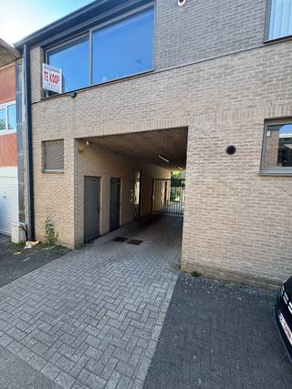 Het duplexappartement (n° 13) gelegen op de eerste en tweede verdieping en er omvattende: inkom, eetruimte, zitruimte, terras, open keuken,...