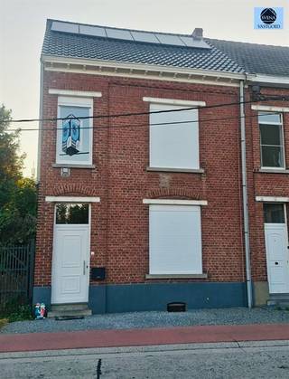 <p><span>GERENOVEERDE WONING MET 3 SLAAPKAMERS EN TUIN</span></p><p><span>Richtprijs 325.000 euro</span></p><p><span> </span></p><p><span>Deze woning is ideaal gelegen in de nabijheid van openbaar vervoer, scholen en het vakantiedomein de Gavers. </span></p><p><span> </span></p><p><span>De woning heeft volgende indeling:</span></p><p><span> </span></p><p><span>Op het gelijkvloers treft u de inkomhal met toegang tot de ruime leeft- en eetruimte, berging met toilet en de ingerichte keuken met zicht op terras en tuin. </span></p><p><span> </span></p><p><span>Op de 1ste verdieping treft u 2 ruime slaapkamers en de badkamer met bad, douche, lavabo en toilet.</span></p><p><span> </span></p><p><span>Op de 2de verdieping vindt u de ruime zolder die momenteel ingericht is als slaapkamer en bureauruimte. </span></p><p><span> </span></p><p><span>Achteraan de woning treft u een ruim terras met pergola et de tuin. </span></p><p><span> </span></p><p><span>Troeven:</span></p><p><span>EPC C => GEEN renovatieplicht</span></p><p><span>Instapklaar</span></p><p><span>Elektriciteit conform AREI !!</span></p><p><span>12 zonnepanelen aanwezig !!</span></p><p><span>Vernieuwd dak </span></p><p><span> </span></p><p><span>Kelder aanwezig </span></p><p><span> </span></p><p><span>De woning wordt verwarmd met centrale verwarming op gas en beschikt over driedubbele en dubbele beglazing in PVC</span></p><p><span> </span></p><p><span>Voor meer info op bezoek bel Louis op 0472/29.25.04 of stuur een mail naar <span>louis@svena.be</span></span></p><p><span> </span></p><p><span>Stedenbouwkundig uittreksel/inlichtingen in aanvraag!</span></p><p><span>Deze gegevens zijn louter informatief en wij kunnen niet aansprakelijk gesteld worden voor eventuele onjuistheden.</span></p><p><span>De bewoonbare oppervlakte is slechts indicatief.</span></p><p><span> </span></p><p><span> </span></p>