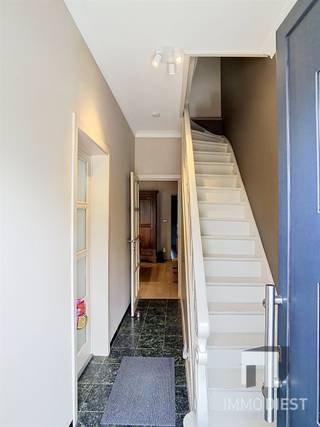 <p><span>Op zoek naar een comfortabele en praktisch ingedeelde gezinswoning op een gunstige locatie? Deze gezellige woning, gelegen vlak bij het centrum van Diest, biedt alles wat een gezin nodig heeft.</span></p><p><span>De woning beschikt over drie volwaardige slaapkamers, met de mogelijkheid om een vierde slaapkamer in te richten op de zolderverdieping. De moderne, volledig uitgeruste keuken is voorzien van alle nodige toestellen en vormt het hart van de woning.</span></p><p><span>Een absolute troef is de achtertuin met verharde terrassen en een verzorgd groen gazon. Hier geniet u in alle rust van het buitenleven, met volop ruimte voor ontspanning, spelende kinderen of gezellige momenten met familie en vrienden. Dankzij de omheining rondom biedt de tuin een hoog niveau van privacy en veiligheid.</span></p><p><span>Indeling:<br />· Inkomhal;<br />· Woonkamer;<br />· Keuken voorzien van alle toestellen; <br />· Toilet <br />· 3 slaapkamers, mogelijk tot 4<br />· Badkamer met inloopdouche en toilet;<br />·Tuin;<br />· Berging/ washok;<br />· Kelderberging;<br />· Zolderberging;<br /><br />Pluspunten:</span></p><p><span>- Vlakbij het centrum van Diest<br />- Dichtbij station<br />- Op wandelafstand van winkels, horeca, scholen, openbaar vervoer</span></p><p><span> </span></p><p><span>De huurprijs bedraagt €1370,00</span></p><p><span>Wilt u dit appartement graag bezoeken? Dat kan!</span></p><p><span> </span></p><p><span>Vul uw huurprofiel in op Immodiest.be (onder te huur - >Eduard Robeynslaan 116 - 3290 Diest ->Oranje knop -> 'Huuraanvraag')</span></p><p><span>Van zodra wij deze informatie ontvangen hebben, nemen wij contact met u op.</span></p><p><span> </span></p>